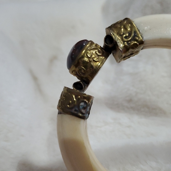 Vintage Mediterranean Gold and Cream Bracelet - Picture 5 of 9